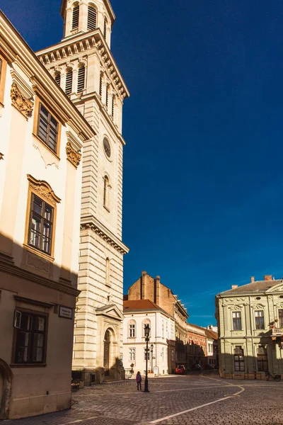 Sopron, Ungheria - Ottobre 2018: Strada stretta con vecchie case nel centro storico di Sopron, Ungheria — Foto Stock