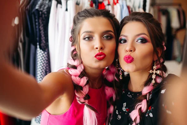 Autorretrato de hermosas chicas con el pelo kanekalone en el centro comercial . — Foto de Stock