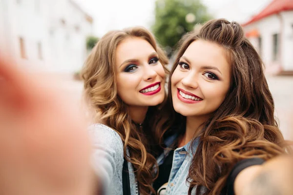 Belle ragazze adolescenti con acconciature e labbra rosse sorridenti alla fotocamera . — Foto Stock