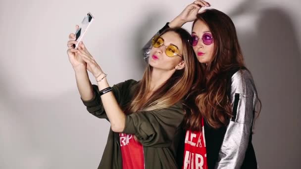 Dos hermanas swag tomando autorretrato en el teléfono de llamada . — Vídeos de Stock
