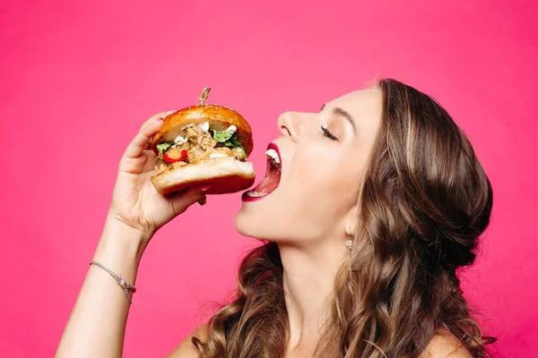Głodny dziewczyna z otwarte usta jedzenie duży hamburger. — Zdjęcie stockowe