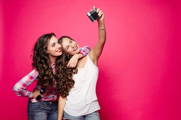 Duas mulheres bonitas tomando auto retrato na câmera . — Fotografia de Stock