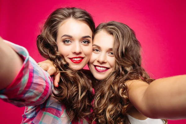 Pretty best friends taking selfie with camera. — Stock Photo, Image