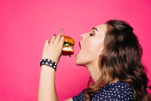 Ragazza affamata con bocca aperta mangiare hamburger grande . — Foto Stock