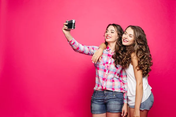 Adorable friendly girls taking self-portrait via film camera. — Stock Photo, Image