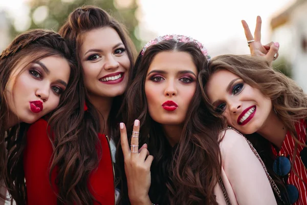 Gruppo di bellissime amiche sorridenti e gesticolanti alla fotocamera . — Foto Stock