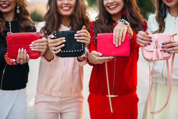 Uśmiechnięte dziewczyny z manicure trzyma torebki. — Zdjęcie stockowe