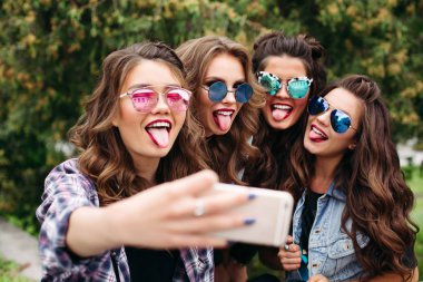 Şık bayanlar selfie açık havada alarak saç modeli ile.