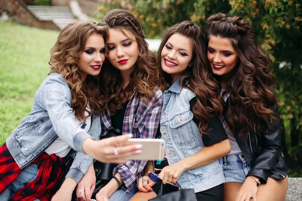Şık bayanlar selfie açık havada alarak saç modeli ile. — Stok fotoğraf