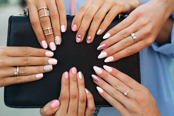 Verschillende modieuze en trendy manicure met design op meisje s handen. — Stockfoto