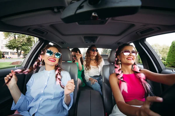 웃 긴 여자 선글라스와 재미, 스케이트는 비싼 차에 있다. 롤링 하 고 주말에 그들의 고향에 자동차에서 노래. 쇼핑 시간, 휴식 시간 — 스톡 사진