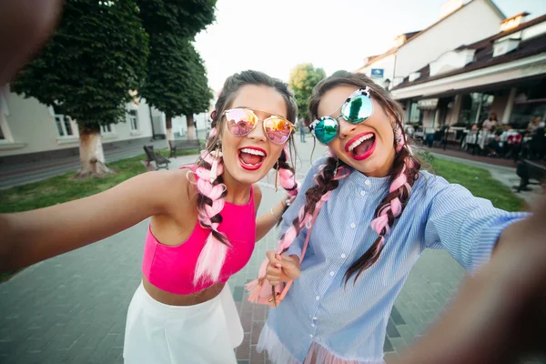 Twee trendy en mooi beste vriendinnen in glazen, poseren tijd de algemene zelf doen, waaruit iedereen haar levensstijl, vrolijk. Vrouwen in zonnebril Rest in de stad. Weekend — Stockfoto