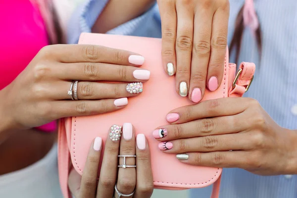 Close up van tas met meisjes handen met manicure overheen. — Stockfoto