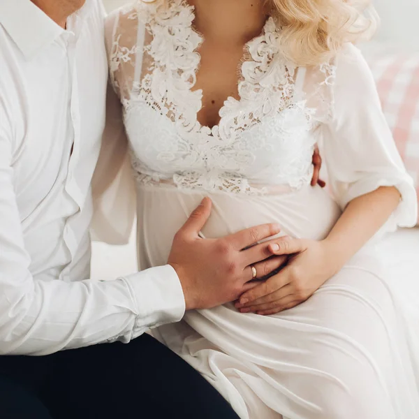 Belo casal abraçando estômago e tocando cara a cara . — Fotografia de Stock