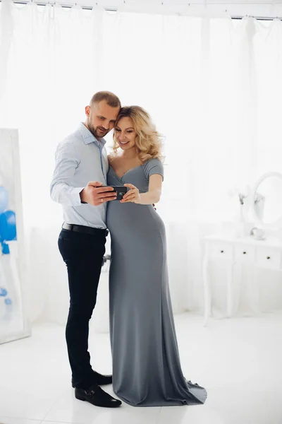 Casal bonito homem e mulher grávida tomando auto retrato . — Fotografia de Stock