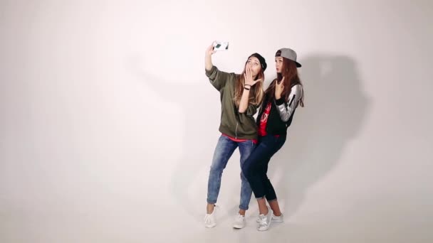 Beautiful and fashionable girls having fun and making photo together. — Stock Video