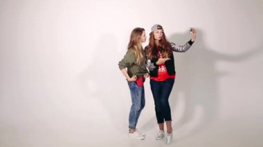 Güzel ve şık kızlar eğleniyor ve birlikte fotoğraf yapma.