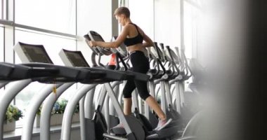 Koşu bandı üzerinde çalışan güzel spor kadın görünümünü.