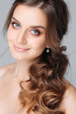 Güzel kadın çekici gülümseme ile. Gri arka plan üzerinde izole