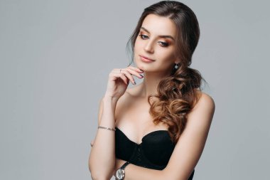 Düşünceli çekici şık genç kadın Isolated gri arka plan üzerinde