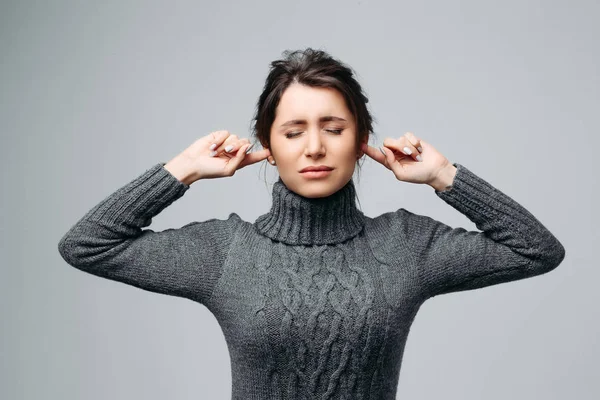 Mujer estresada sintiendo emociones negativas Aislada sobre fondo gris —  Fotos de Stock