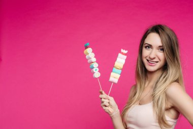 Stick marshmallow şeker ile güzel ve mutlu kız.