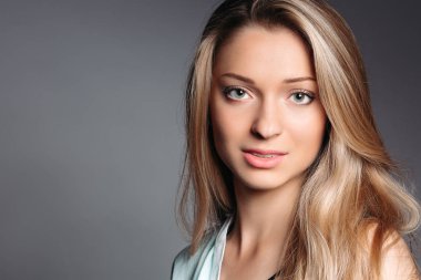 Güzel gülümseyen model mükemmel makyaj ile portresi.