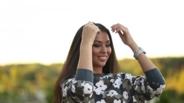 Mükemmel bronz tenli saç dokunmaktan ve gülümseyen salon sonra baştan çıkarıcı modeli.