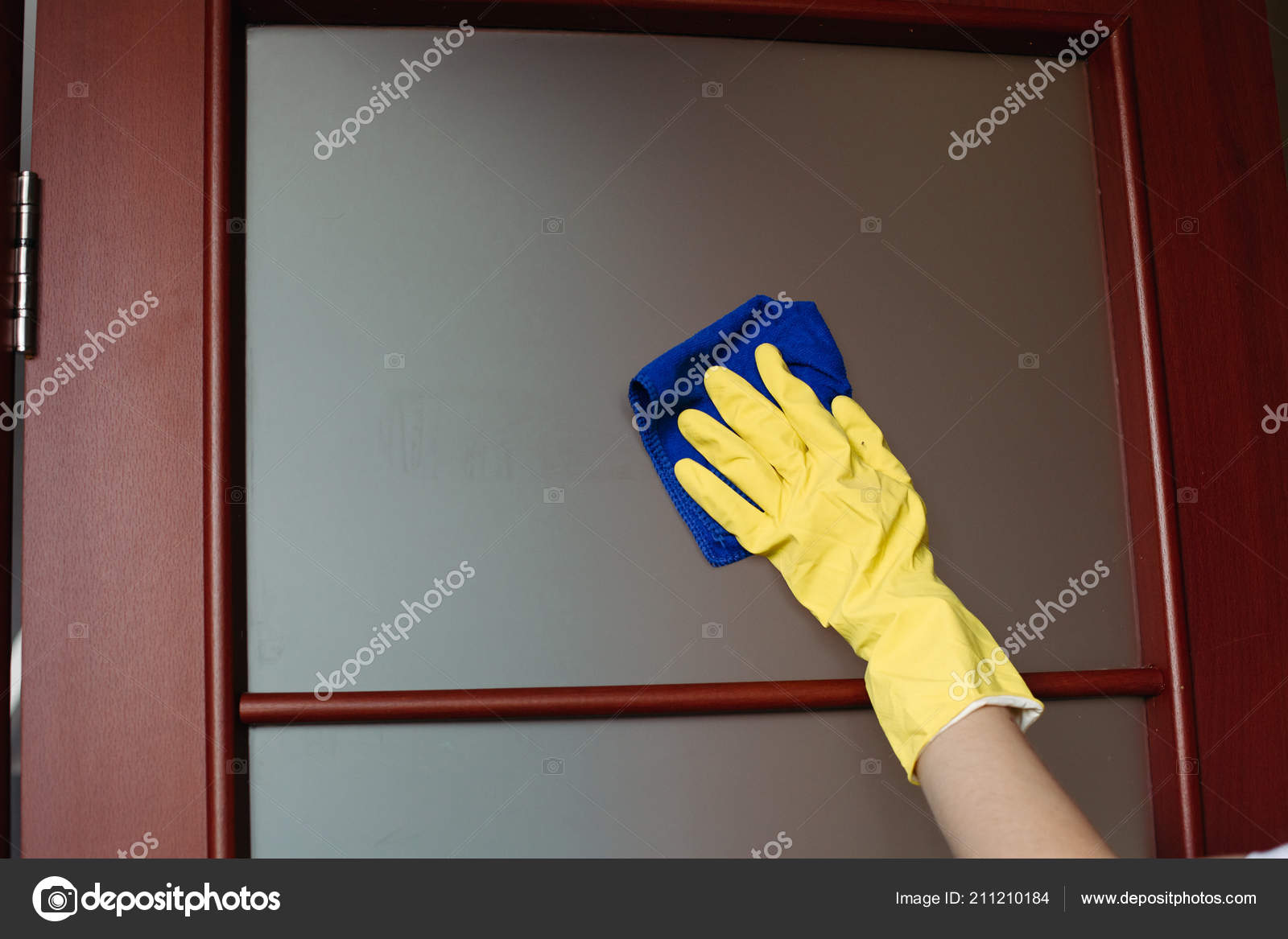 Mujer joven con guantes de limpieza de horno en la cocina. concepto de  servicio de limpieza