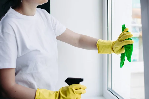 Cultivo de ama de casa limpiando ventana sucia. Concepto de tareas domésticas y servicio de apartamentos . — Foto de Stock