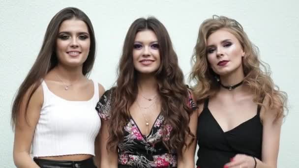 Trois belles filles à la mode avec maquillage envoyer baiser d'air et sourire . — Video