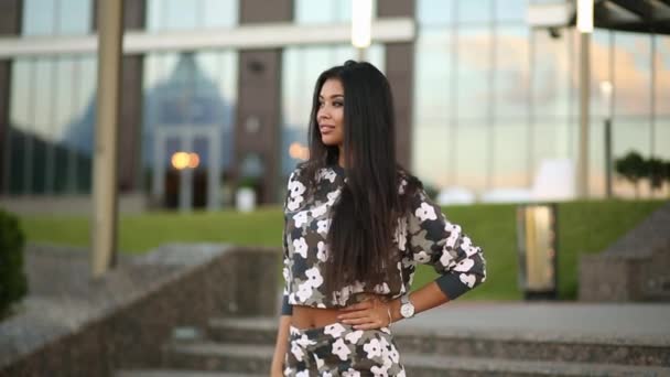 Hermosa modelo con maquillaje perfecto después del salón sonriendo y posando en las escaleras . — Vídeos de Stock