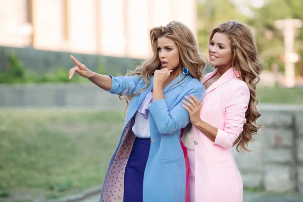 Deux femmes d'affaires magnifiques debout et regardant quelque part . — Photo