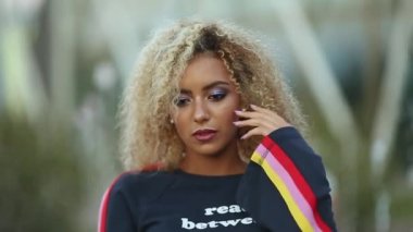 Hareket bir kıvırcık saçlı ve bronz spin etrafında kendini mutlu sarışın kız.