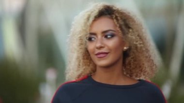 Hareket bir kıvırcık saçlı ve bronz spin etrafında kendini mutlu sarışın kız.