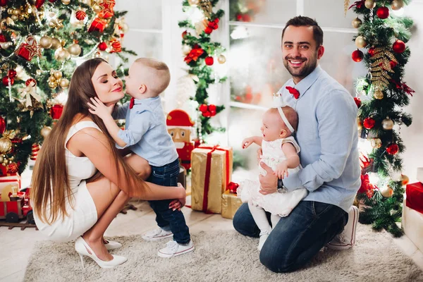 Liefdevolle familie knuffelen op Christmas.Portrait van liefdevolle ouders — Stockfoto