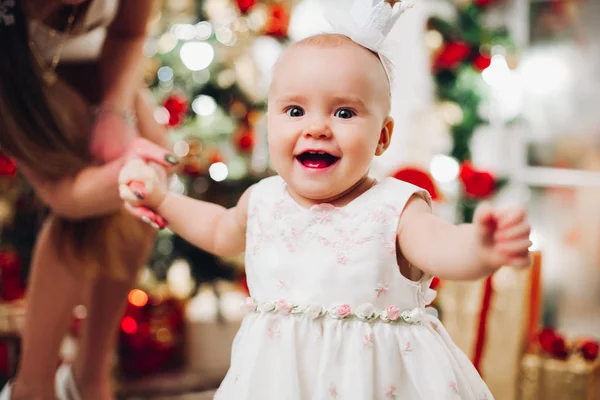 Bayi manis yang bahagia dengan gaun putih meriah saat Natal . — Stok Foto