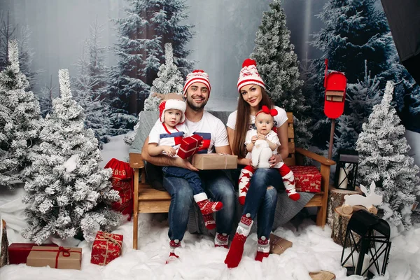 크리스마스 시간에 아이 들과 함께 행복 한 가족. — 스톡 사진