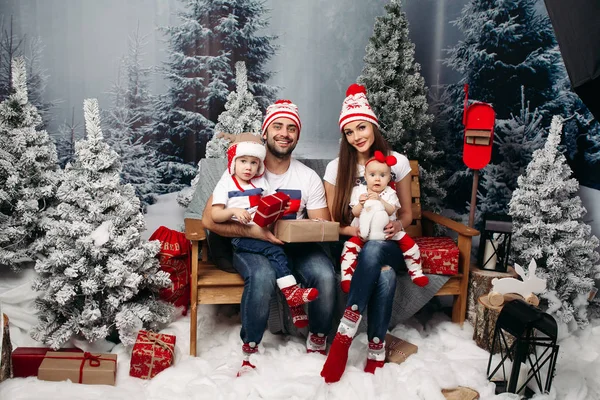Mutlu aile Noel zamanda çocuklarla.