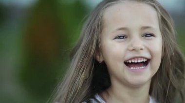 Birim uzun saç laughting ile kapalı gözler ile şirin küçük kız.