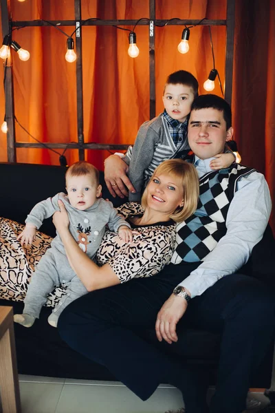 Portret van gelukkige familie omarmen in ingerichte studio. — Stockfoto