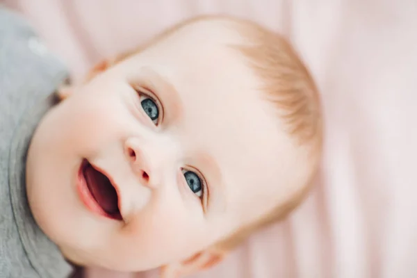 Bébé garçon mignon aux grands yeux bleus . — Photo