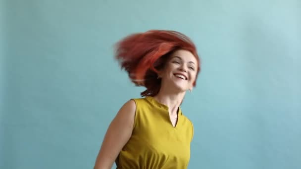 Porträtt av en vacker lycklig kvinna. — Stockvideo