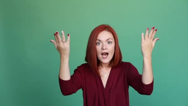 怒っている赤髪の女性はカメラに手でジェスチャーと不幸な顔をして話. — ストック動画