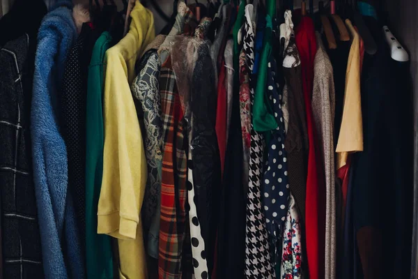 Стелаж різного одягу в гардеробі в модному магазині . — стокове фото