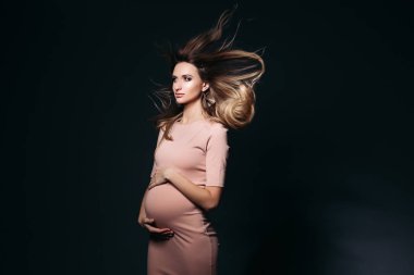 Hamile kadın portresi studio rüzgarlı etkisi.