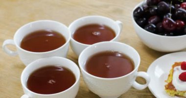 Lezzetli kahvaltı Cafe farklı meyveler ile tatlı fırında ve bardak çay ile.