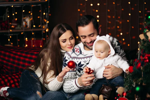 크리스마스에 사랑 하는 아기와 부모. — 스톡 사진