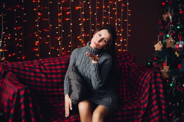 Hava öpücük kameraya üfleme elbiseli güzel kız.