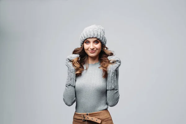 Hermosa chica sonriente en sombrero gris cálido y suéter . — Foto de Stock